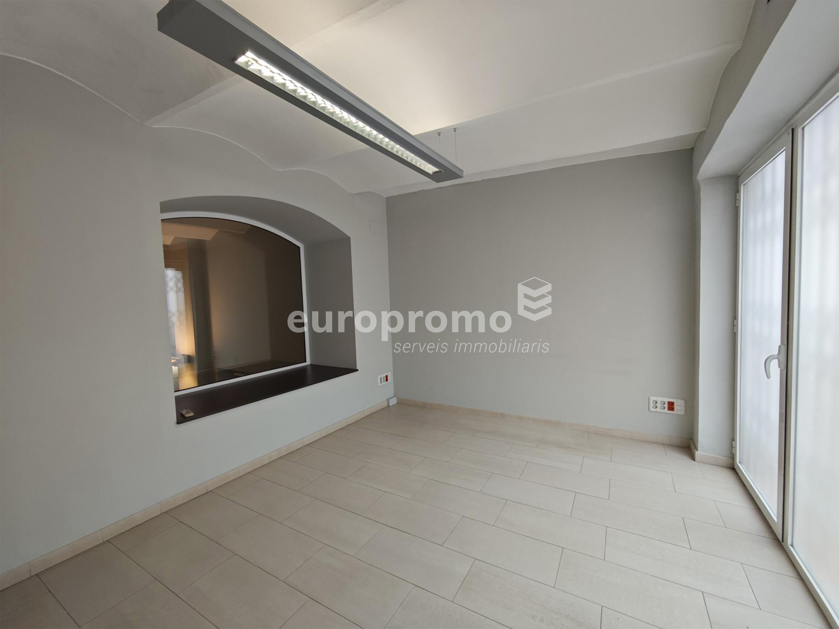 Local de 400m2 situat al centre de Girona!